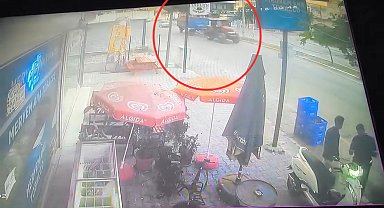 Adana'da traktörden ayrılan römork 2 kişiye çarptı; kaza anı kamerada