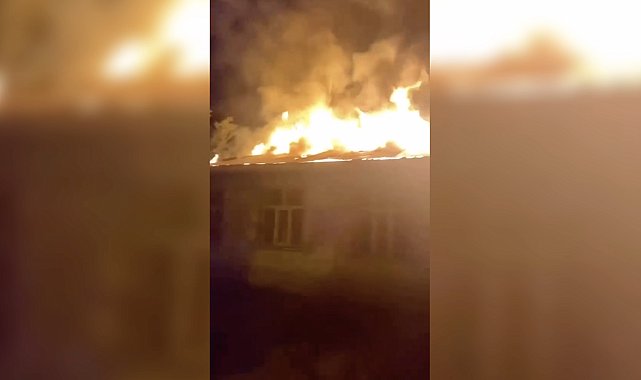 Adıyaman'da okulun çatısı yandı