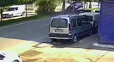 Ağaca çarpan otomobildeki 7 kişi yaralandı; kaza kamerada