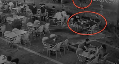 Ağacın arkasında pusuda bekleyip kafede oturan kişiyi vurdu
