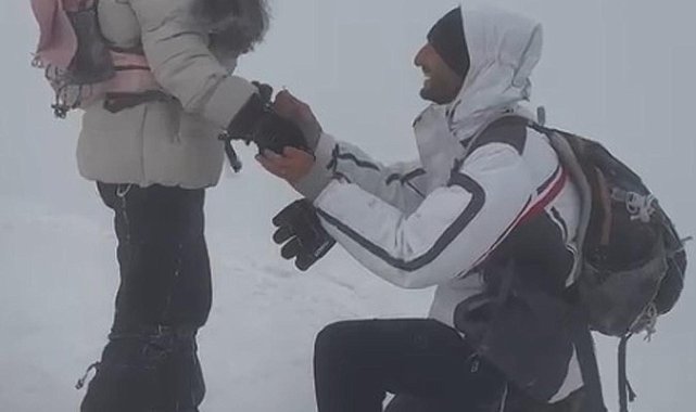 Ağrı Dağı zirvesinde evlilik teklifi