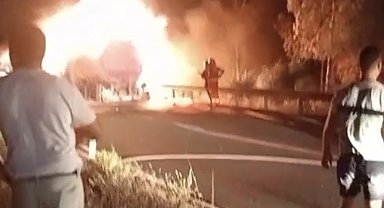 Akaryakıt tankerinde çıkan yangın ormana sıçradı