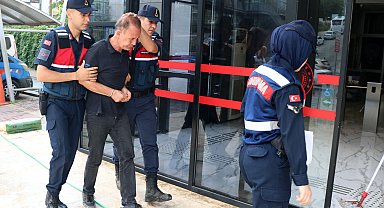 Alanya'da eşini ve kayınvalidesini bıçaklayan şüpheli adliyede