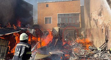 Alevlerin evine sıçramasını hortumla önlemeye çalıştı