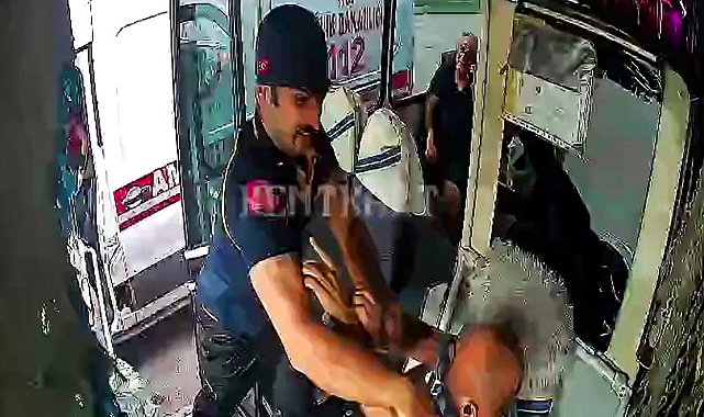 Ambulans ve özel halk otobüsü şoförlerinin kavgası kamerada