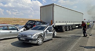 Anız yangını nedeniyle görüş mesafesi düştü; 13 araç birbirine girdi