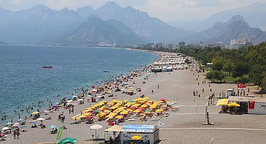 Antalya'da hissedilen sıcaklık 40 dereceyi gördü, sahiller doldu