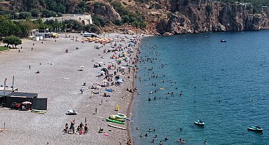 Antalya'da termometreler 40 dereceyi gösterdi, kent merkezi boş kaldı