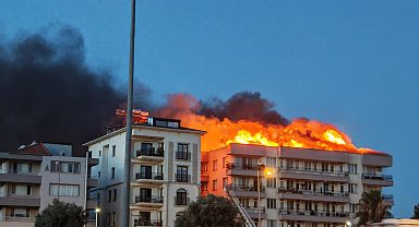 Apartmanın çatısı yandı