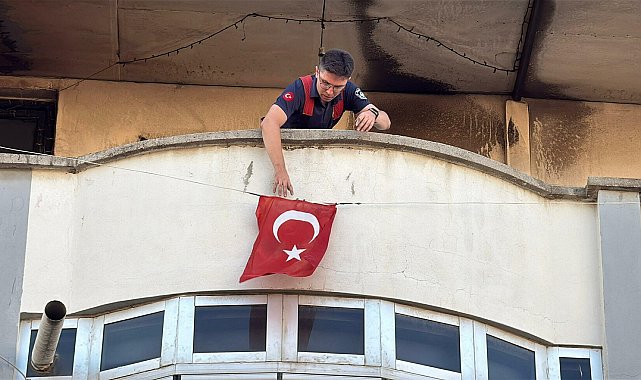 Apartmanın çatısındaki yangında 2 çocuk dumandan etkilendi