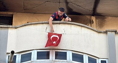 Apartmanın çatısındaki yangında 2 çocuk dumandan etkilendi