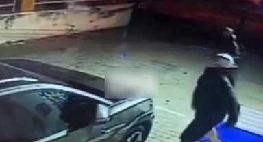 Aracın camını taş atarak kıran şüpheli yakalandı; o anlar kamerada