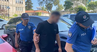 Araçtan sarkıp konvoyu çekerken, başını duraksayan minibüse çarptı