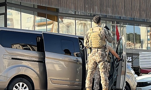 Aranan şüpheli kaçmak isterken merdivenden düşerek yaralandı