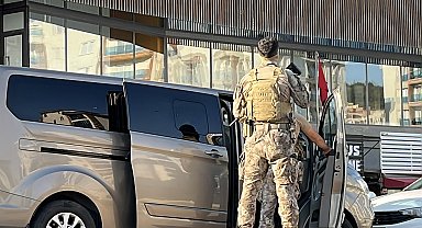 Aranan şüpheli kaçmak isterken merdivenden düşerek yaralandı