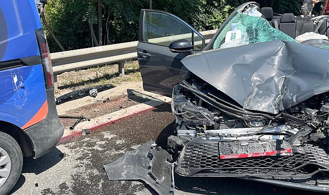 Arızalanan minibüs ve çekiciye çarpan otomobilin sürücüsü uzman onbaşı öldü