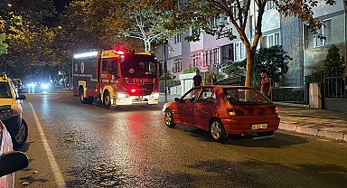 Arızalanan otomobilini yolda bırakan alkollü sürücü, kaldırımda uyudu