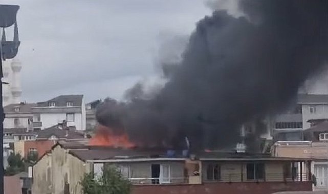 Arnavutköy'de 3 katlı binanın çatısında yangın -1