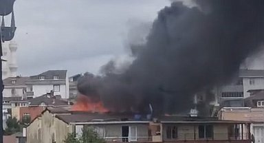 Arnavutköy'de 3 katlı binanın çatısında yangın -1
