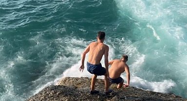 Arnavutköy'de boğulma tehlikesi geçiren kişiyi arkadaşları son anda kurtardı