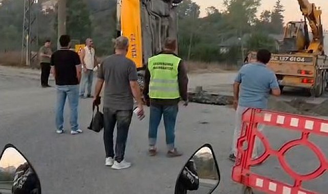 Arnavutköy'de taksi İSKİ ekiplerince açılan çukura düştü