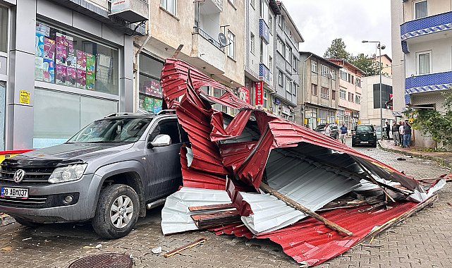 Artvin'de fırtınada uçan çatı 3 aracın üzerine düştü