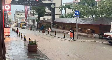 Artvin'de sağanak; ev ve iş yerlerini su bastı