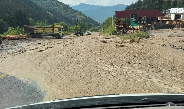 Artvin'de sağanak nedeniyle ulaşım aksadı