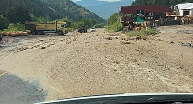 Artvin'de sağanak nedeniyle ulaşım aksadı
