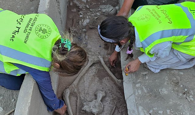 Aspendos'ta 2 bin 400 yıllık güreşçi mezarı keşfedildi