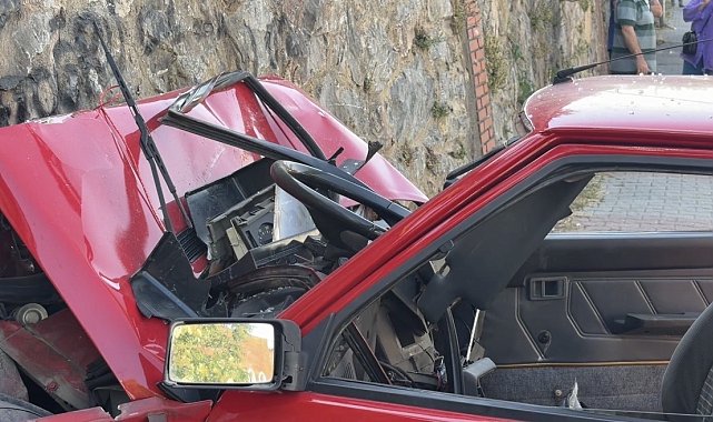 Ataşehir'de otomobil istinat duvarına çarptı; 3 yaralı