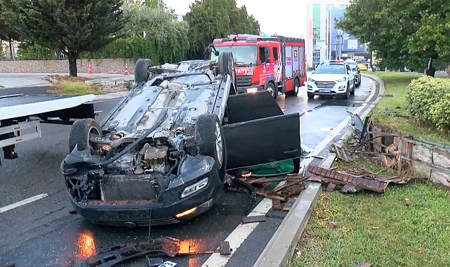 Ataşehir'de otomobil kaldırıma çarpıp takla attı: 2 yaralı