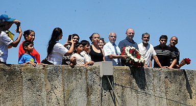 Auschwitz kampında öldürülen Romanlar törenle anıldı; Meriç Nehri'ne çiçek bırakıldı
