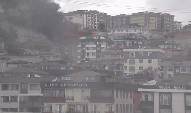Avcılar'da apartmanın çatısında yangın - 1