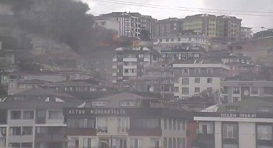Avcılar'da apartmanın çatısında yangın - 1