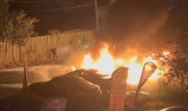 Avcılar'da oto galeriye ait park halindeki otomobiller alev alev yandı