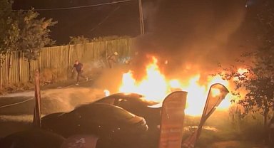 Avcılar'da oto galeriye ait park halindeki otomobiller alev alev yandı