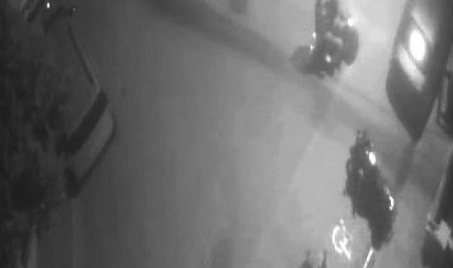 Avcılar'da park halindeki motosikleti saniyeler içinde çalan 2 şüpheli kamerada