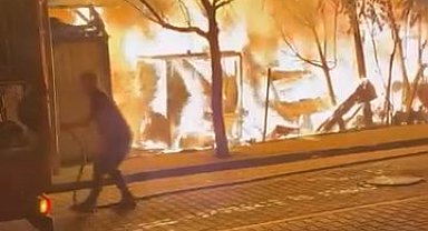Avcılar'da TIR parkında yangın: 5 araç kullanılamaz hale geldi