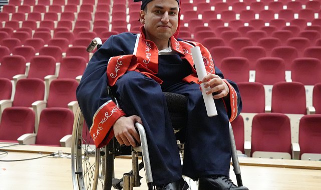 Babasının her gün okula götürüp getirdiği fiziksel engelli Abdullah, mezun oldu