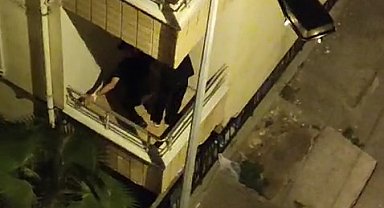 Bahçelievler'de balkona tırmanıp eve giren hırsızları polis suçüstü yakaladı