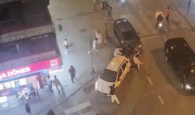 Bahçelievler'de iki grup arasında bıçaklı kavga; aracın üzerinde dövdüler