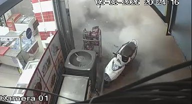 Bahçelievler'de tahliye edilen 4 katlı binanın çöktüğü anlar kamerada
