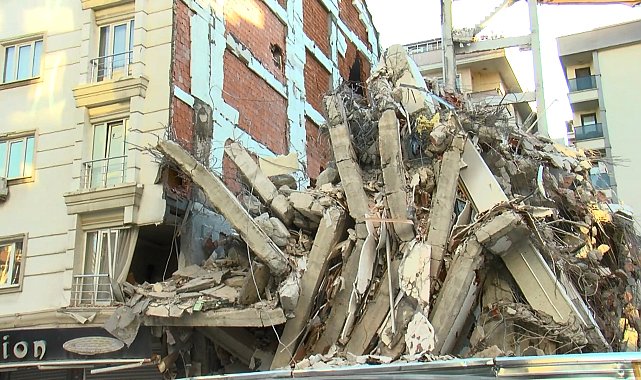 Bahçelievler'de yıkım sırasında çöken 6 katlı bina kamerada; bitişikteki apartman zarar gördü