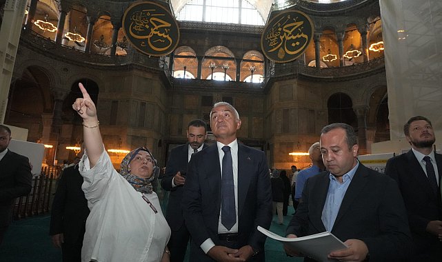 Bakan Ersoy, Ayasofya'daki restorasyon çalışmalarını inceledi