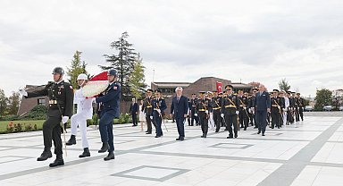 Bakan Güler, Devlet Büyükleri Anıt Mezarlığı'nı ziyaret etti