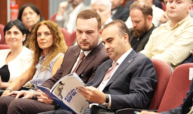 Bakan Kacır 'Kutuplarda Sıfır Atık' kitabının lansmanına katıldı