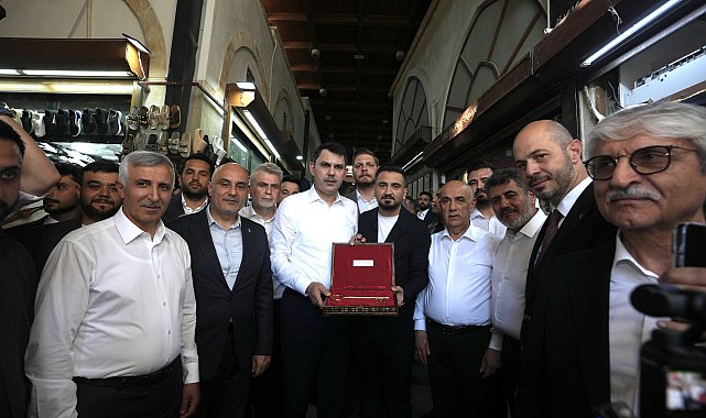 Bakan Kurum, Kahramanmaraş'ta Kapalı Çarşı'yı ziyaret etti