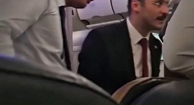 Bakan Memişoğlu, uçakta rahatsızlanan yolcuya müdahale etti