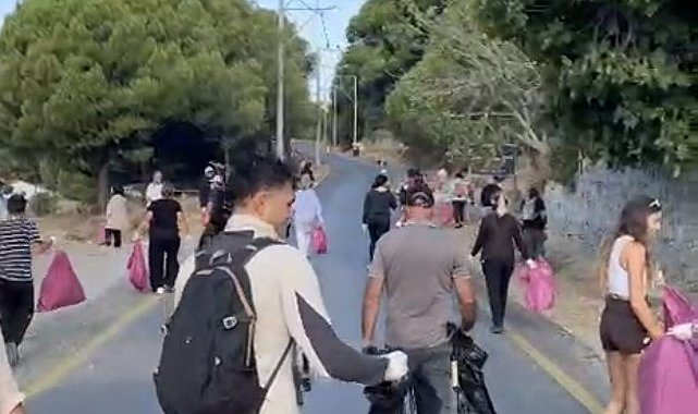 Balıkesir'de yangının ardından çevre farkındalığı için çöp topladılar